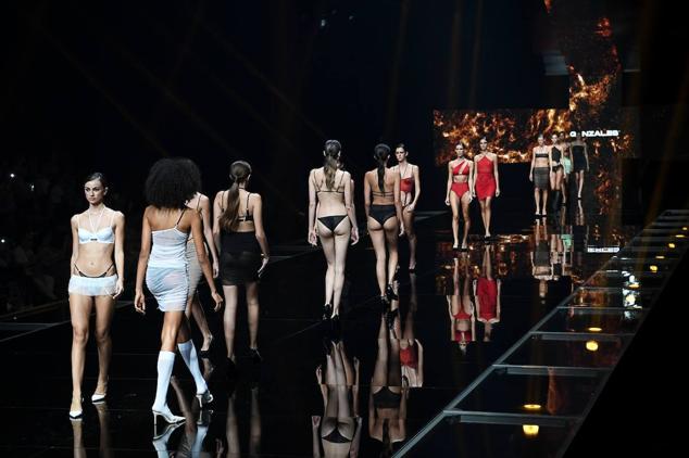 Fotos: Gonzales deslumbra con sus creativos diseños en Moda Cálida