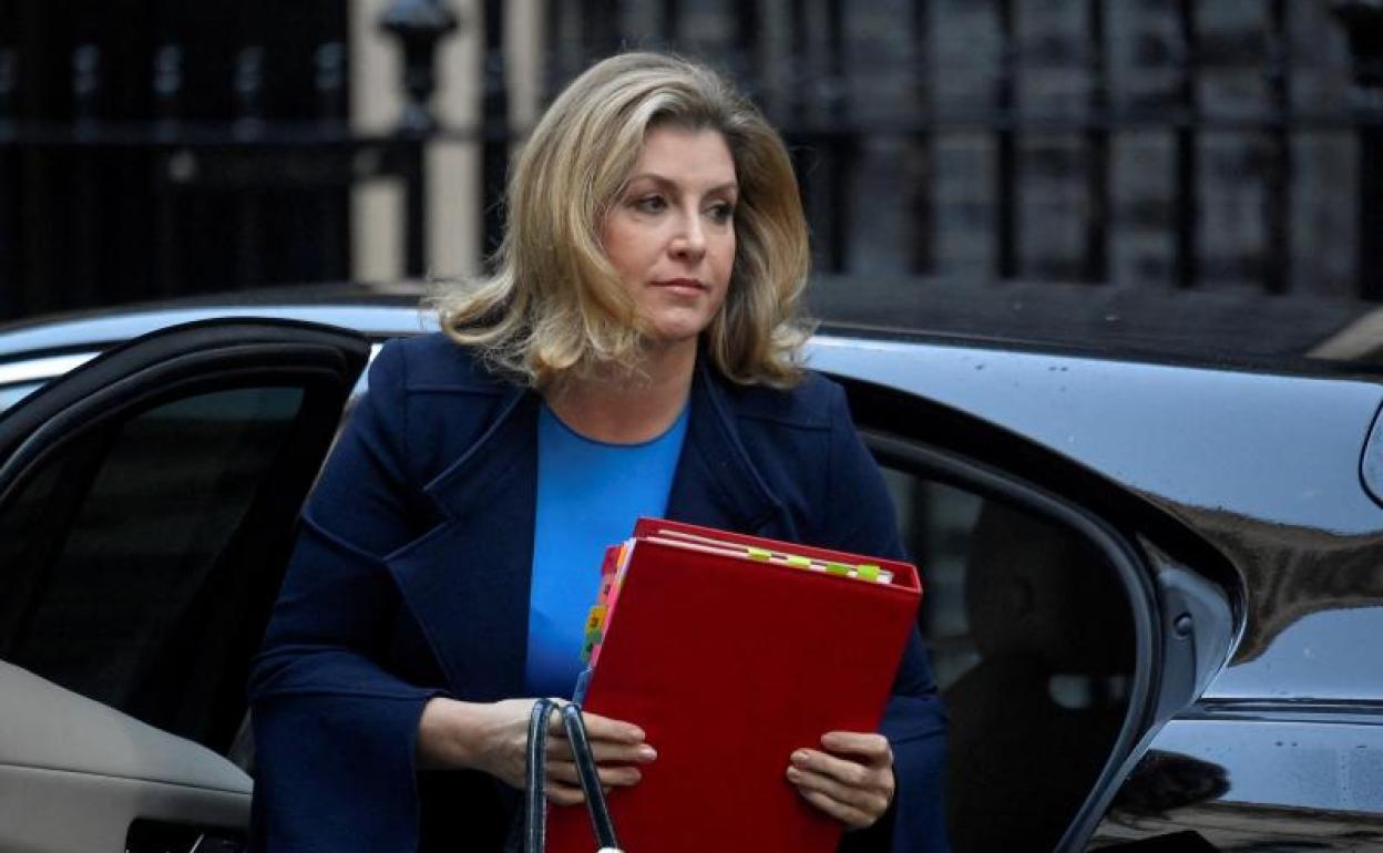 La líder británica de la Cámara de los Comunes, Penny Mordaunt, camina frente al número 10 de Downing Street. 