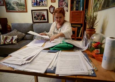 Imagen secundaria 1 - Imágenes del patio y de la vecina en su vivienda. 