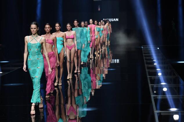 Fotos: San Juan juega con el rosa orquídea y el verde tropical en Moda Cálida