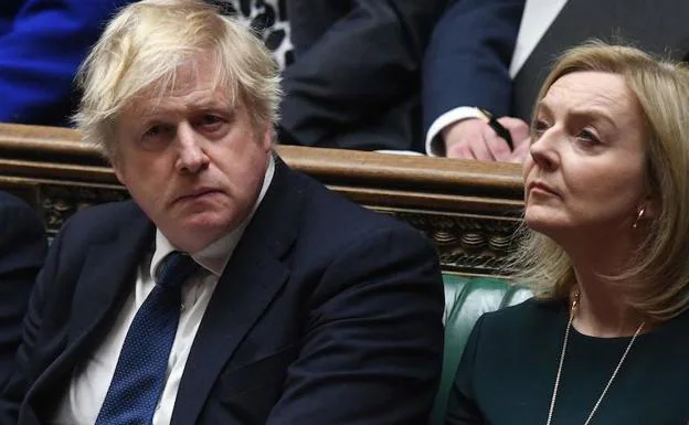 Boris Johnson maniobra para regresar a Downing Street como el único candidato capaz de evitar la debacle de los 'tories'