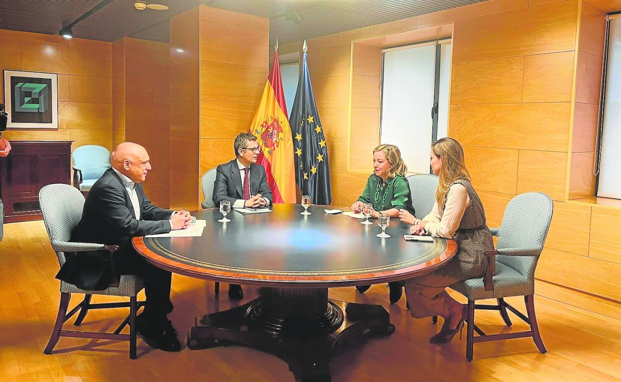  Imagen de la reunión que las dos diputadas de CC, Ana Oramas y María Fernández, mantuvieron con el ministro Bolaños el 19 de octubre. 