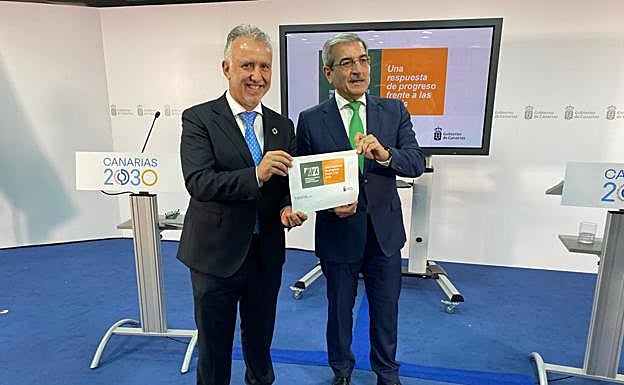 Ángel Víctor Torres junto a Román Rodríguez.