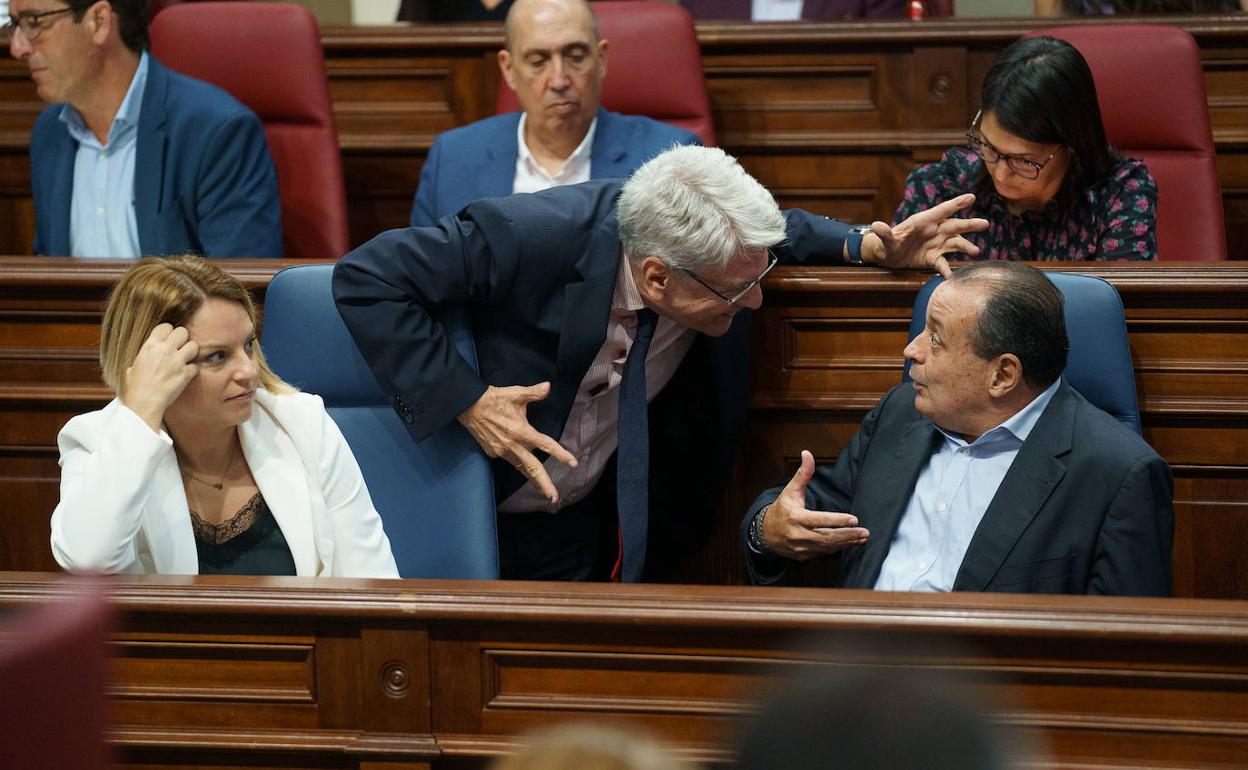 Imagen de miembros del Gobierno en el pleno del Parlamento. 