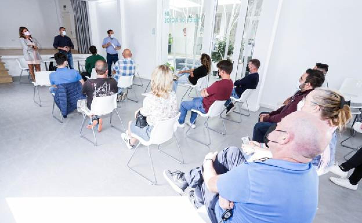 Autoridades con empresarios. 