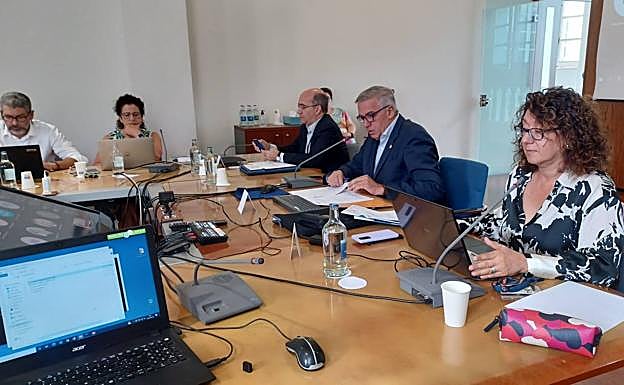 El gerente de la ULPGC, Roberto Moreno (i) y el rector, Lluís Serra (d), ayer en el Consejo de Gobierno. 