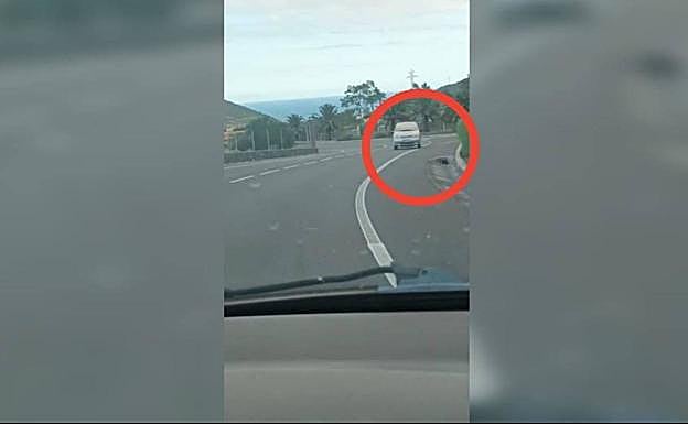 Investigan al conductor que circuló varios metros marcha atrás en Tenerife