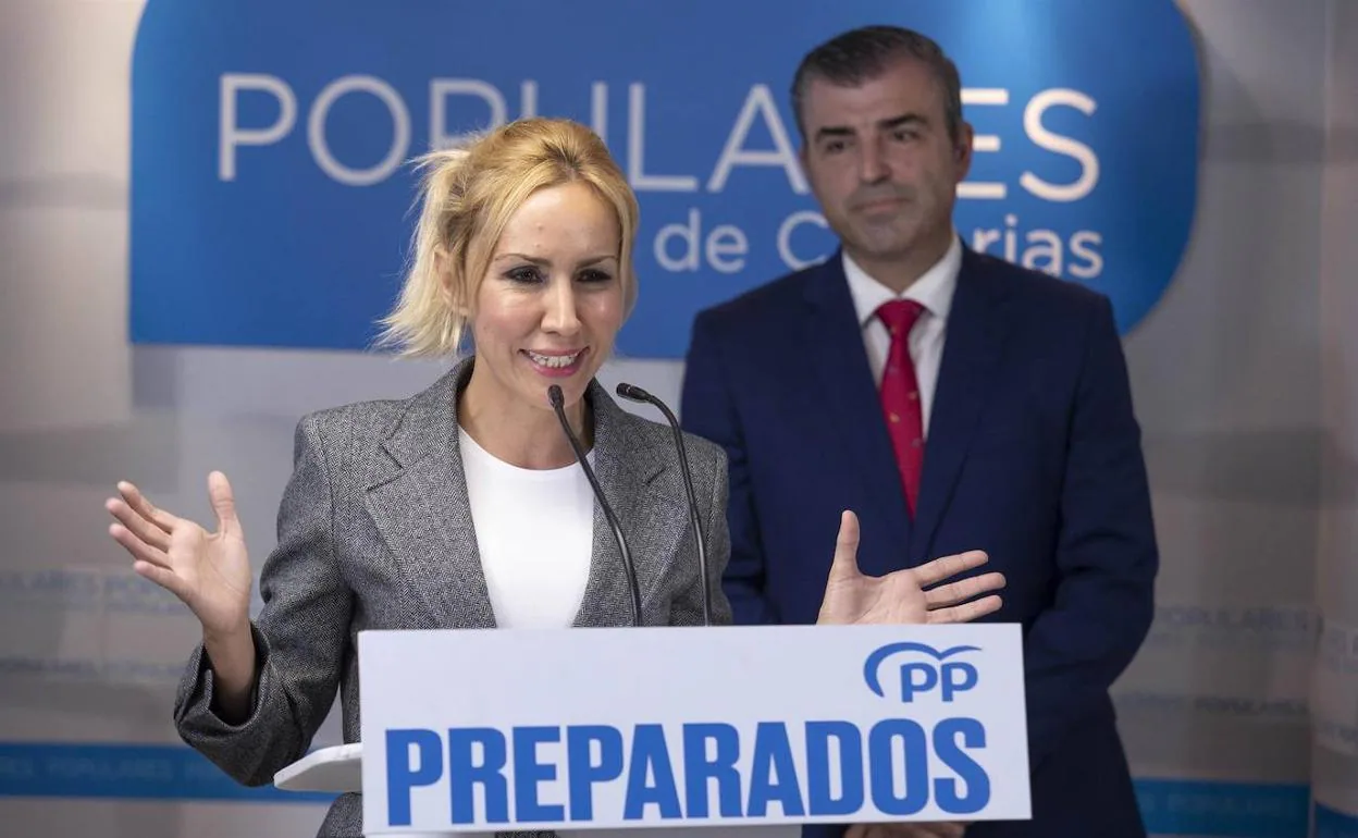 La periodista Rebeca Paniagua se dirige a la prensa en su presentación, observada por el presidente del partido, Manuel Domínguez. 