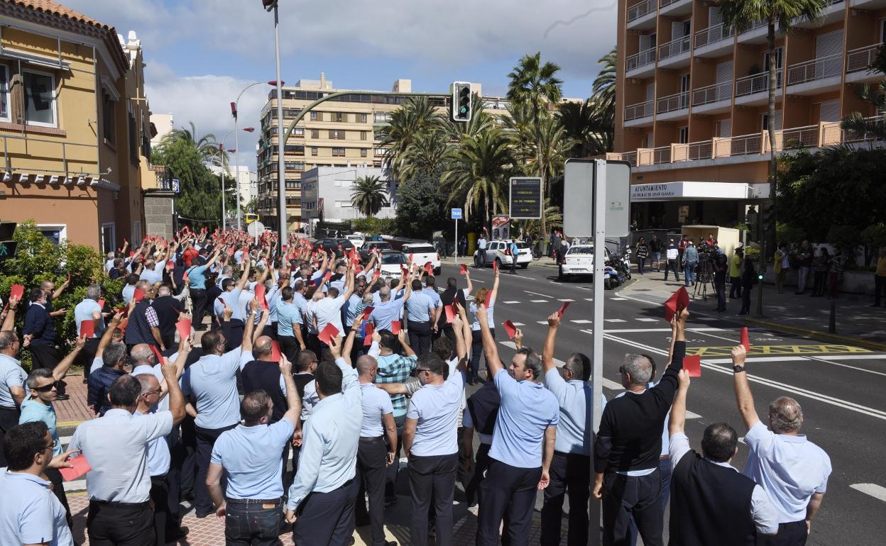 Protesta de taxistas en 2016 ante las oficinas municipales. 