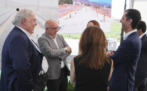 Valdivia y Morales, a la izquierda, conversando con otros asistentes. 
