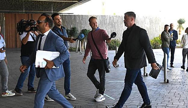 Rayco Rubén González, junto a su letrado Rachid Mohamed, en la Ciudad de la Justicia. 