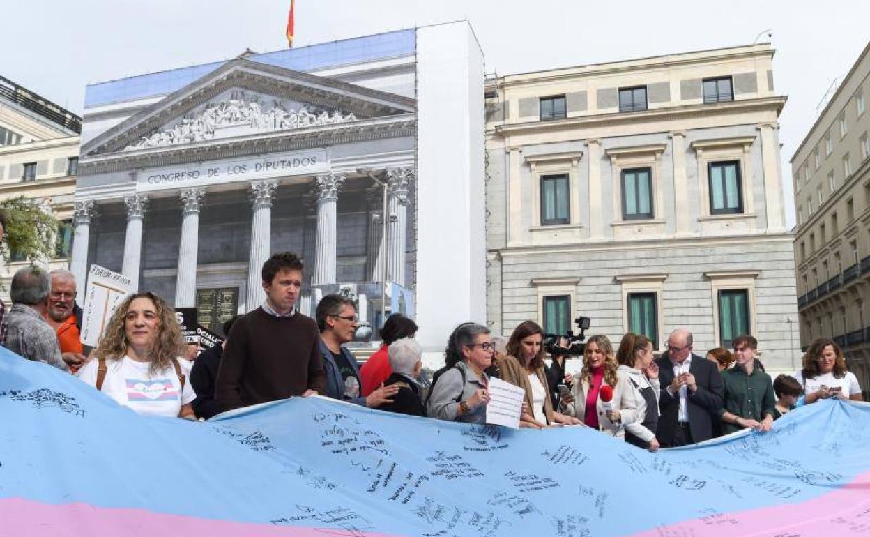 El líder de Más País, Íñigo Errejón, entre los participantes en la concentración del colectivo trans, hoy, ante el Congreso de los Diputados 