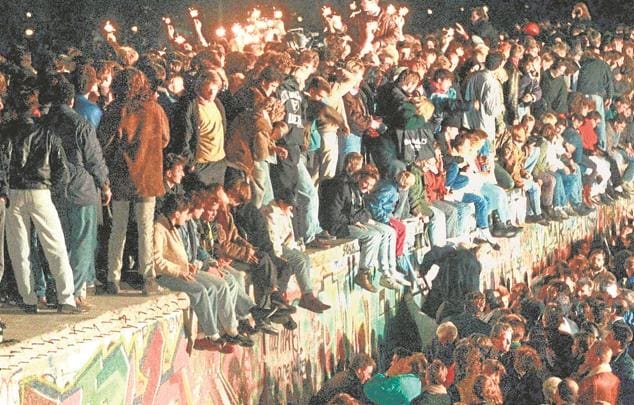 9-11-1989.  La Policía abrió una brecha en el muro de Berlín y a las pocas horas una riada de gente lo cruzaba. La caída del muro reescribió el mapa de Europa y supuso el principio del fin de las dictaduras comunistas del llamado Bloque del Este. El Berlín reunificado fue una fiesta durante semanas. Sus ciudadanos asistieron emocionados al reencuentro de familias separadas durante decenios y a la llegada de multitud de turistas.