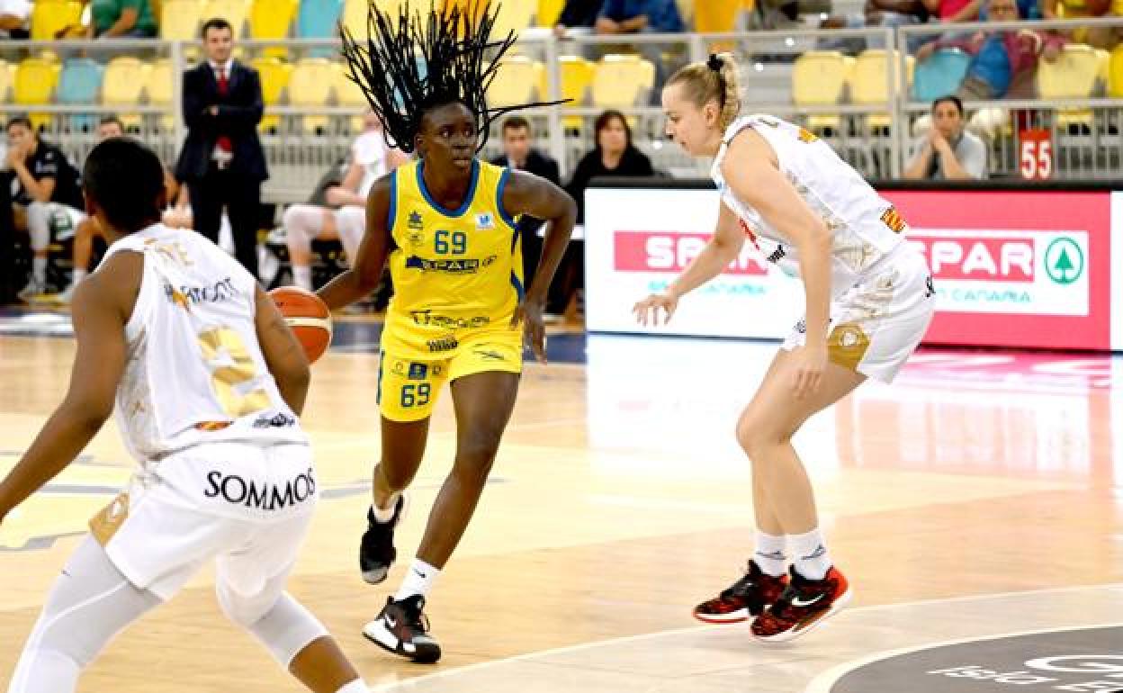 La joven capitana del CB SPAR, Adji Fall, está consiguiendo buenos números en el arranque liguero. 