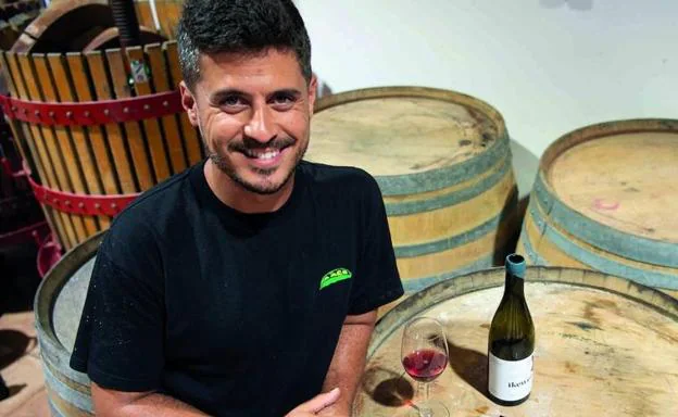 Carmelo Peña, con el vino Ikewen. 