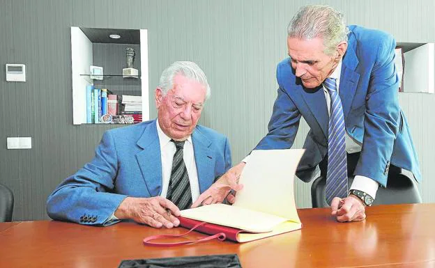 El Nobel de Literatura Mario Vargas Llosa firmando en el libro de honor del periódico.
