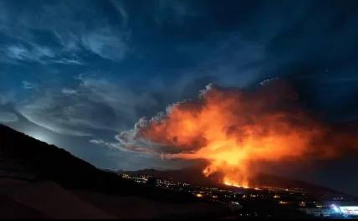 Esta foto de EFE de la erupción del volcán de La Palma recibió ese mes el premio a la mejor instantánea periodística de 2021 otorgado por los 19 miembros de la Alianza de Agencias de Noticias del Mediterráneo (AMAN).