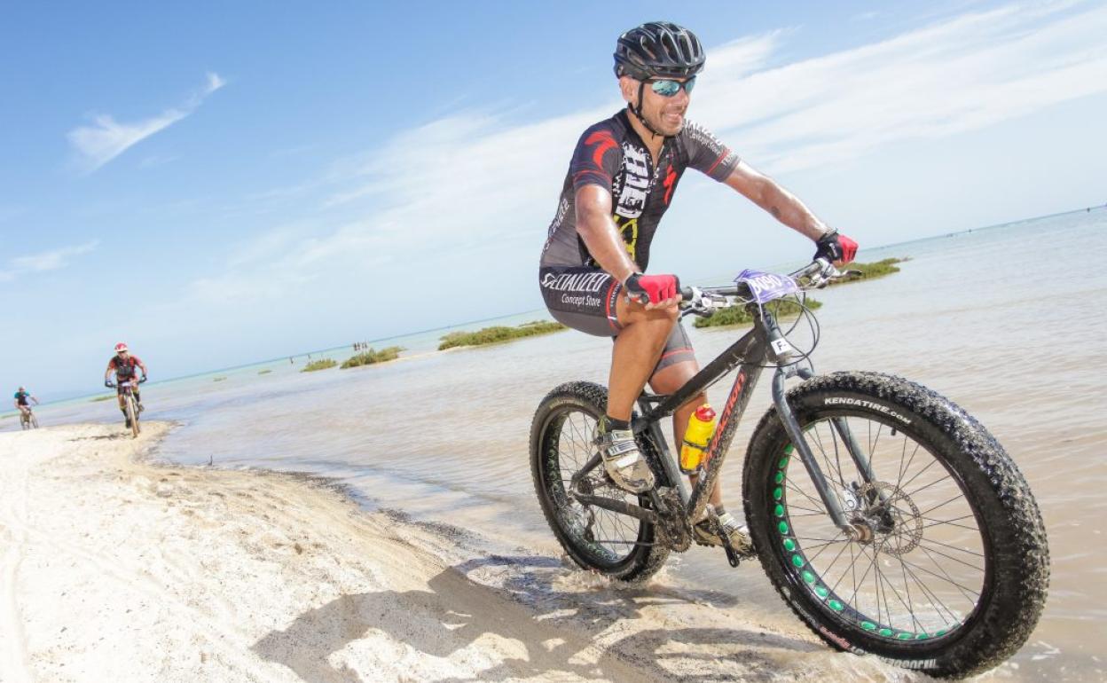 Ciclistas a su paso por las playas de sotavento de Jandía. 