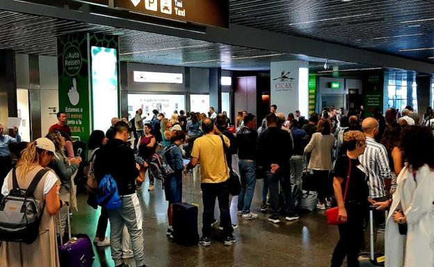 Colas de viajeros recién llegados al aeropuerto de Gran Canaria para alquilar un coche en la mañana de hoy. 
