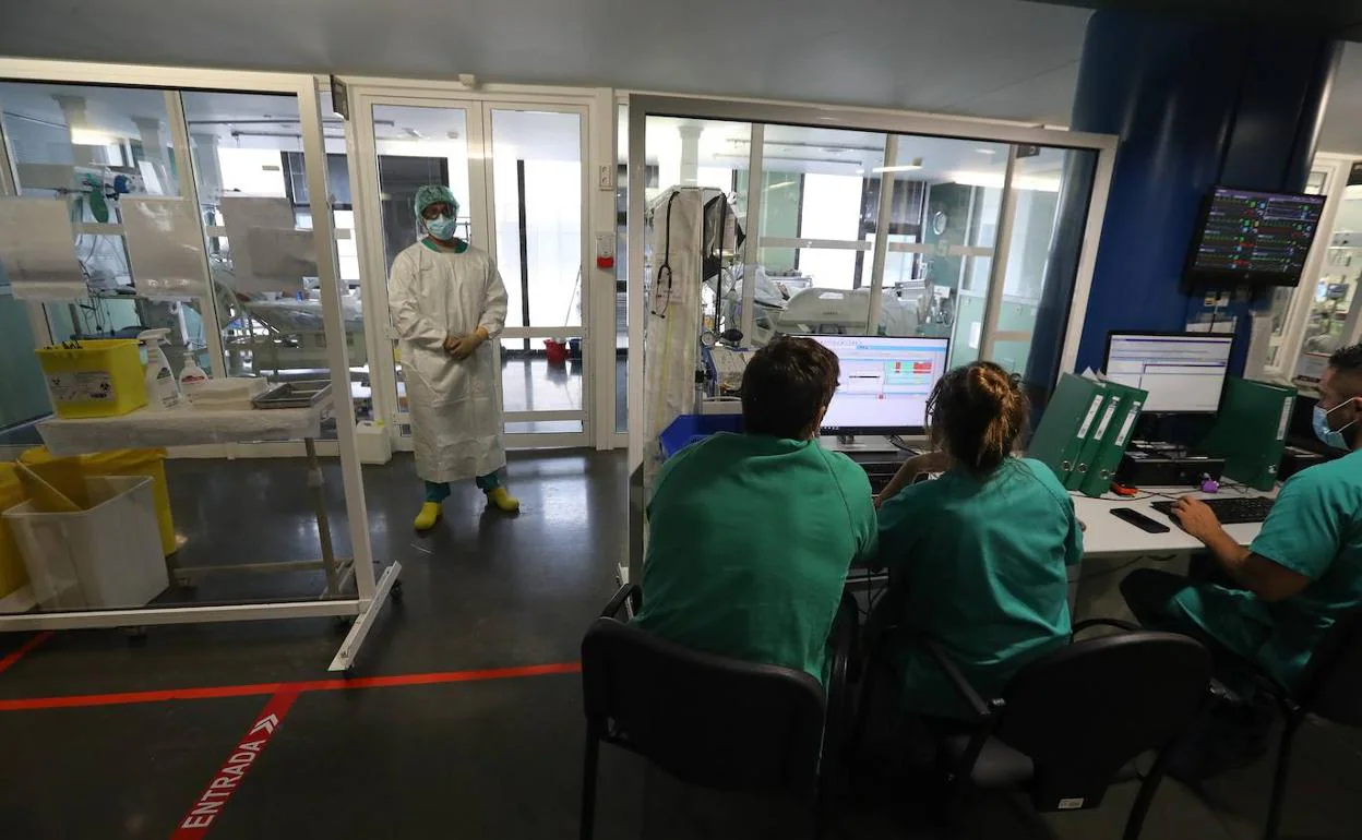 Foto de archivo de varios enfermeros en la zona donde se atiende a pacientes covid en la Unidad de Medicina Intensiva del hospital Insular. 