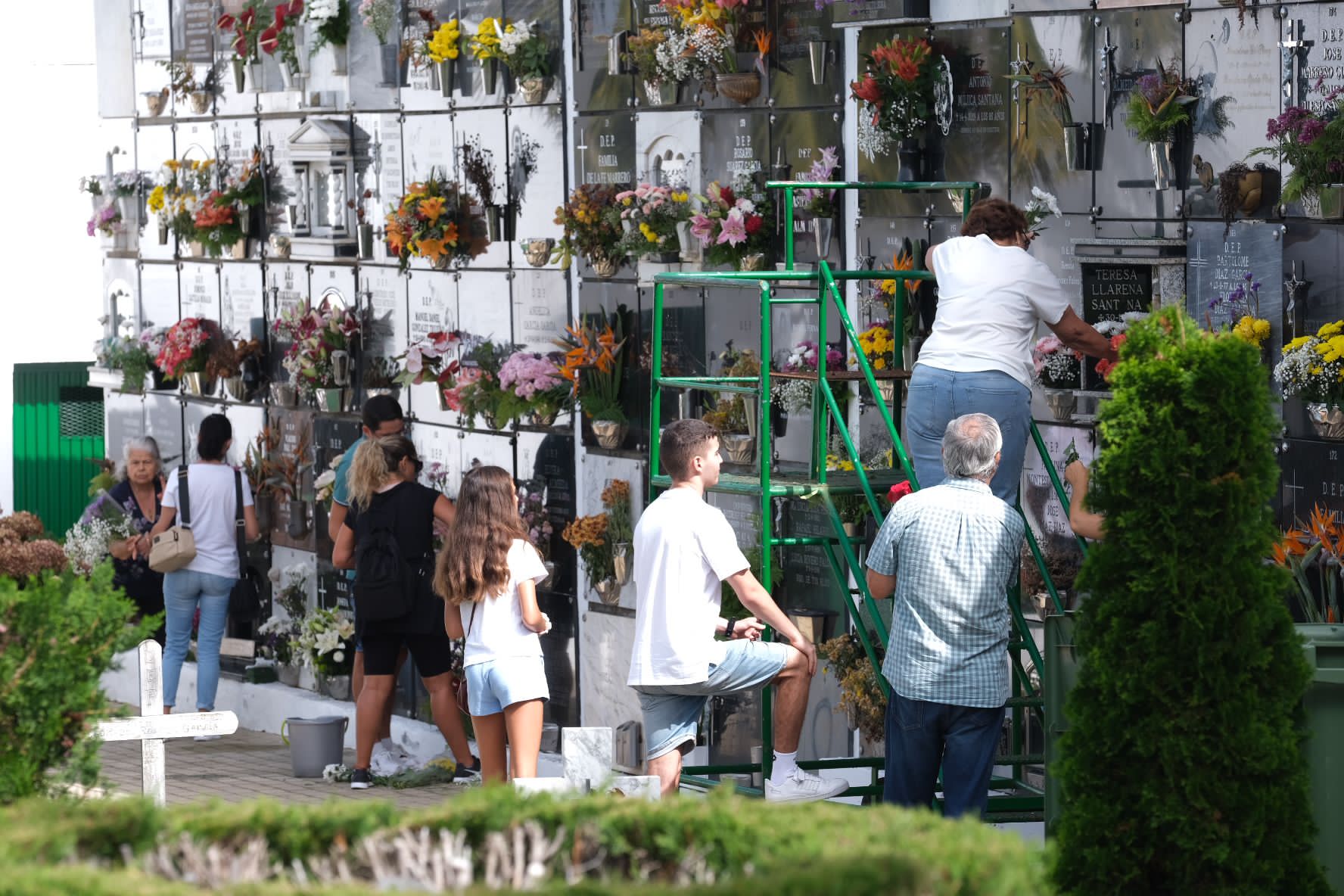 Fotos: Visita a los cementerios con la celebración de Todos los Santos