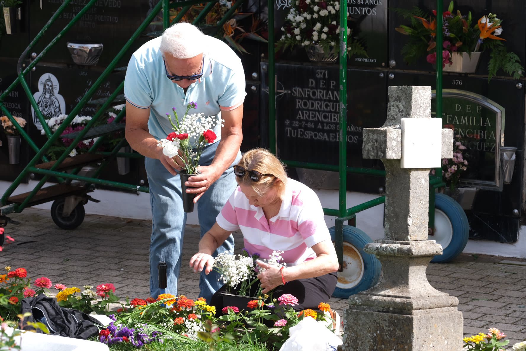 Fotos: Visita a los cementerios con la celebración de Todos los Santos