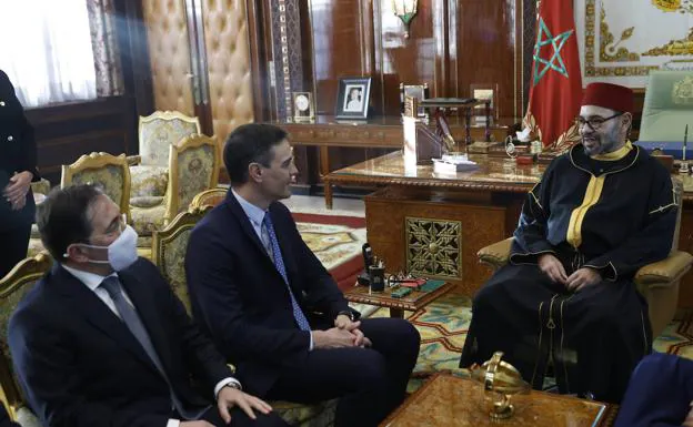 Imagen de la visita de Pedro Sánchez a Mohamed VI en abril, con la que se retomaron las relaciones diplomáticas. 