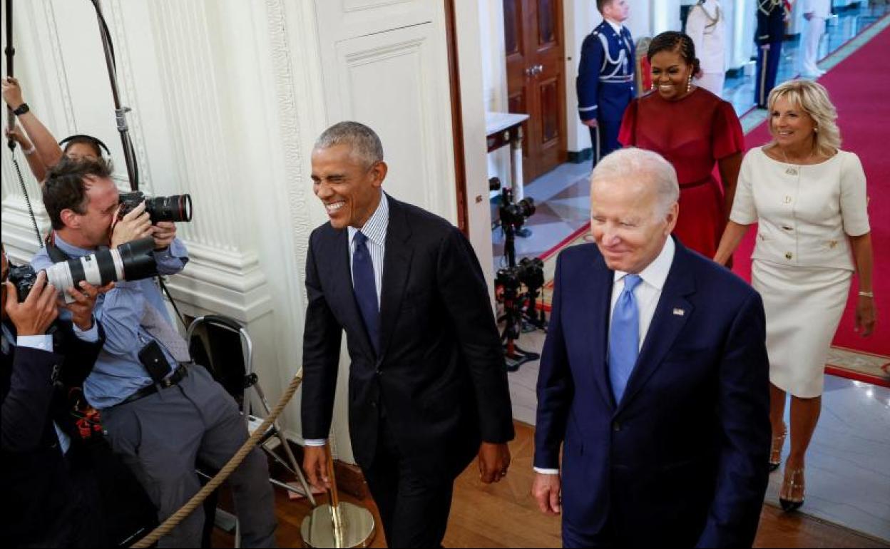 El expresidente Barack Obama y su mujer, Michelle, acompañan al actual mandatario Joe Biden y la primera dama, Jill, en la Casa Blanca. 