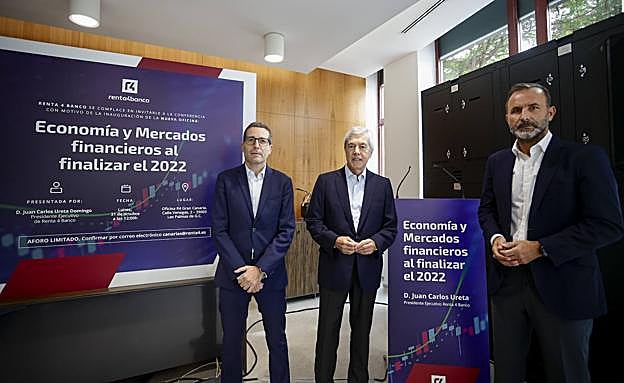 Juan Carlos Ureta (presidente de Renta 4), entre Francisco Torres (director de Renta 4 Canarias) y Mariano Sanginés (director de la oficina de Las Palmas). 