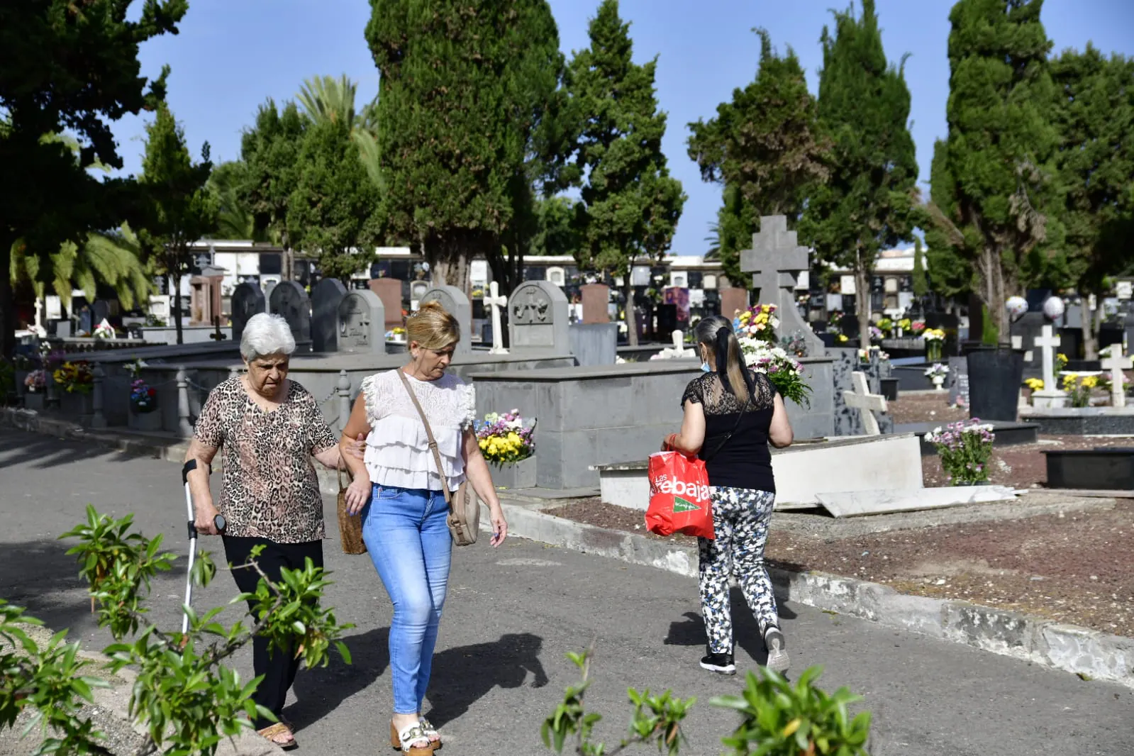 Fotos: Múltiples visitas en el cementerio de San Lázaro por el Día de Todos los Santos