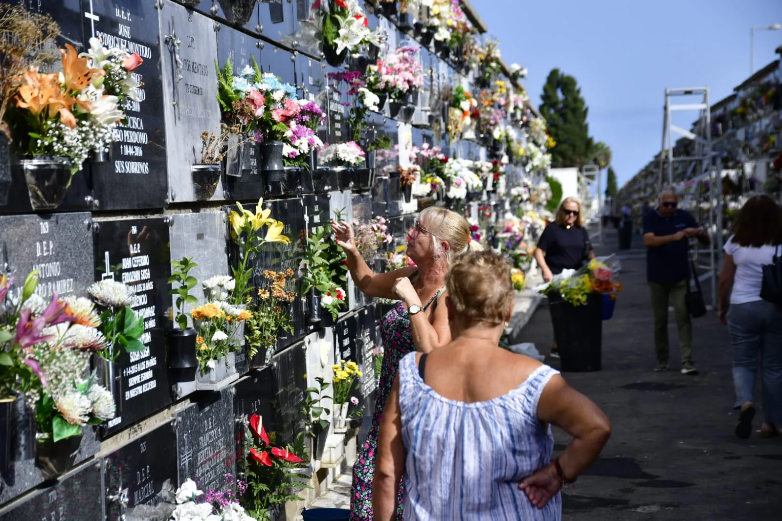 Fotos: Múltiples visitas en el cementerio de San Lázaro por el Día de Todos los Santos