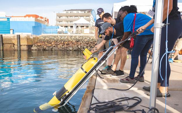 Imágenes uno de los planeadores autónomos submarinos en el momento de botarlo. 