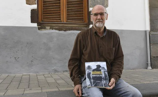 El autor, Jesús Emiliano Rodríguez Calleja, con un ejemplar de su nuevo libro. 