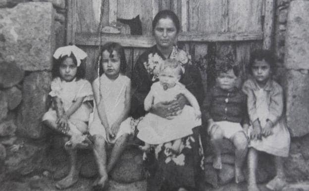Juana Castro Méndez con sus hermanas María e Isabel y sus hijos Candelaria, Fernando e Isabel. Década de los 30 del siglo XX. 