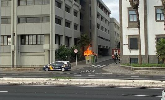 Incendio del contenedor en la calle Juan E. Doreste. 