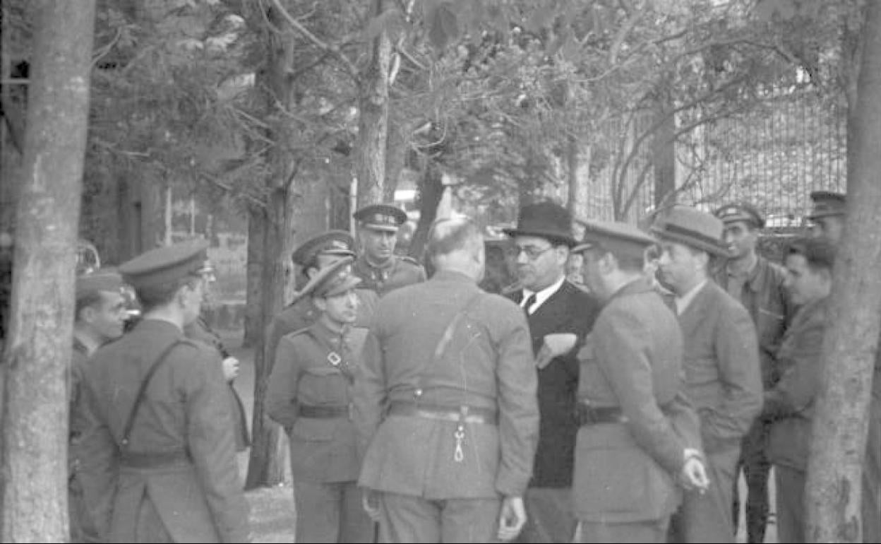 El presidente del Gobierno republicano, Juan Negrín, conversa con el brigadista André Marty, y otros mandos militares, a su llegada a Poblet para presidir el acto de homenaje y despedida a las Brigadas Internacionales