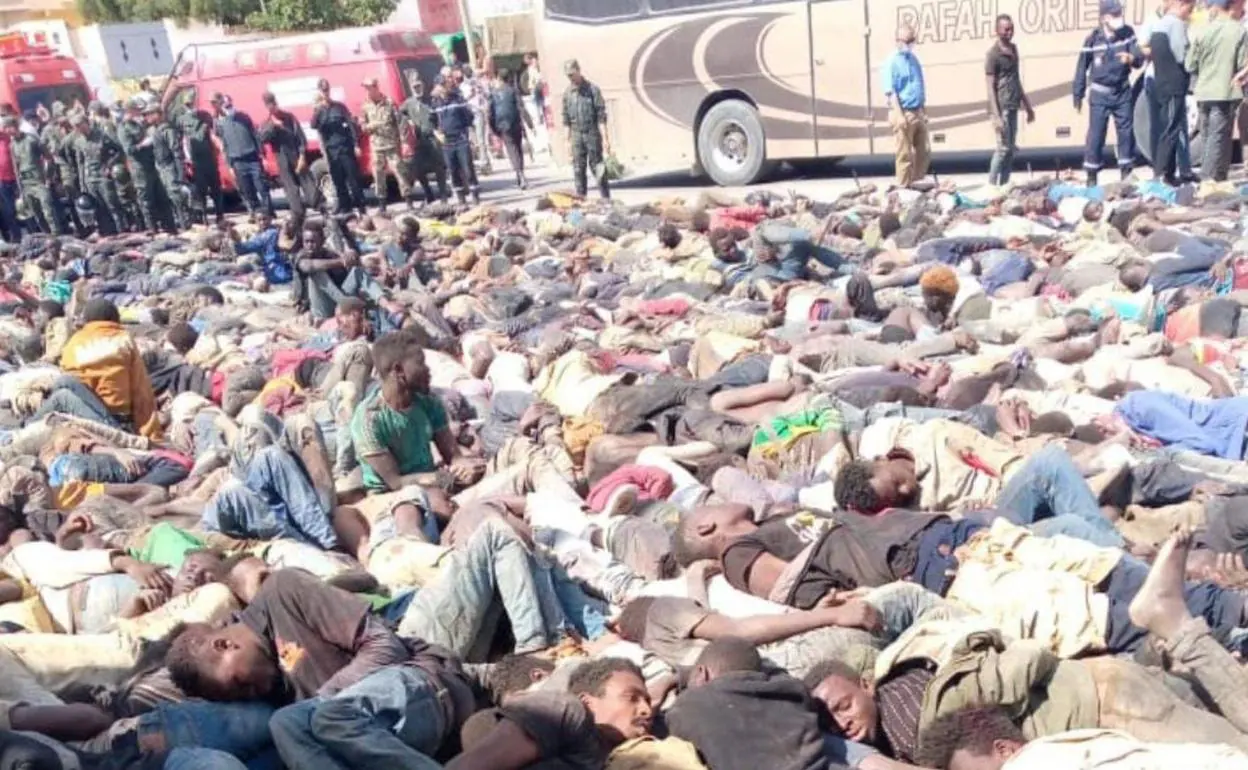 Inmigrantes se agolpan junto a la valla de Melilla el pasado 24 de junio. 