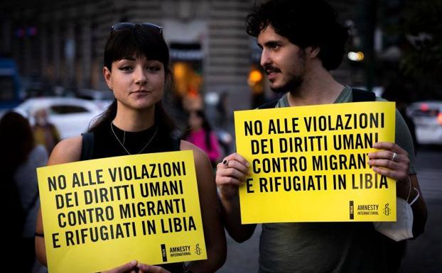 Manifestantes protestan contra el acuerdo migratorio entre Italia y Libia, en Roma, a finales de octubre. El pacto se ha renovado este miércoles.
