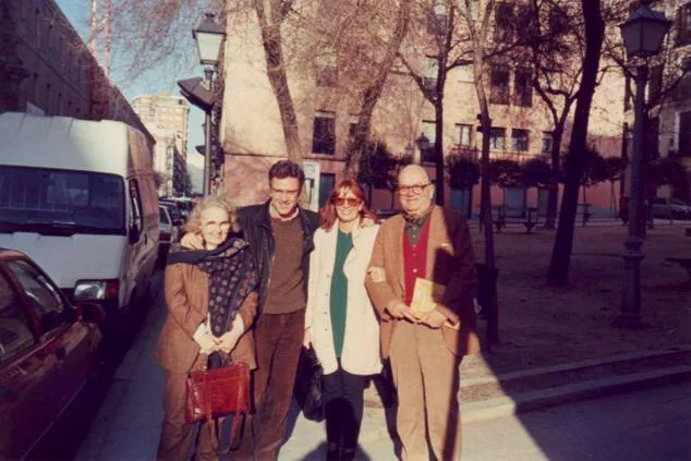 Jane y su marido, Luis Jorge con un sobrino, Juan Millares Alonso en Madrid, que dirigió el documental "Cuadernos de contabilidad de Manolo Millares".