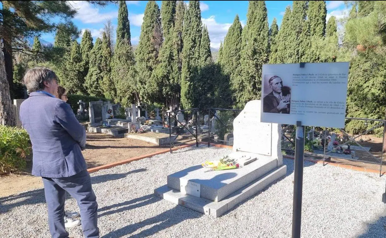 Puigdemont, este martes ante la tumba de Pompeu Fabra, en Prades, Francia, cerca de la frontera con España. 