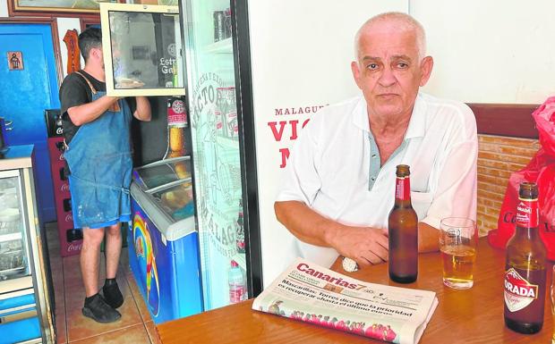 Juan González lleva toda la vida comprando la edición de papel de CANARIAS7 .