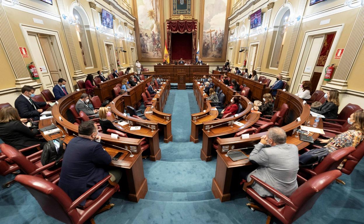 Imagen de archivo del Parlamento de Canarias en una sesión plenaria. 
