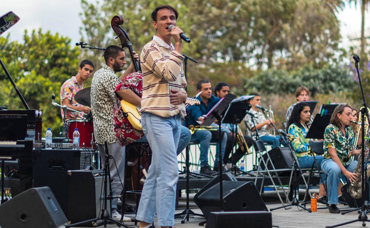 Enrique González Ive. 