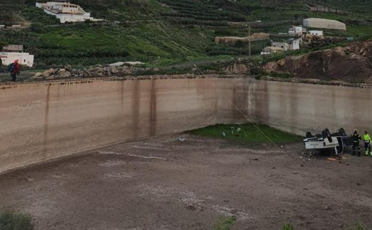 Grave tras caer con su coche al interior de un estanque, sin agua, en Firgas
