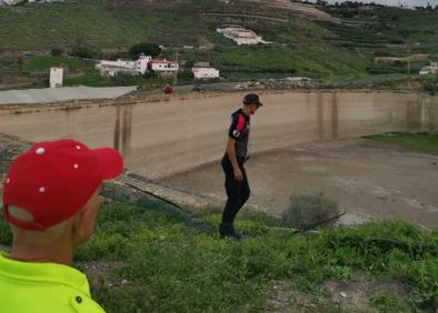 Imagen secundaria 1 - Grave tras caer con su coche al interior de un estanque, sin agua, en Firgas