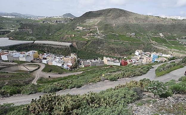 Imagen principal - Arriba, imagen del barrio. Sobre estas líneas, fotos tomadas por los vecinos.