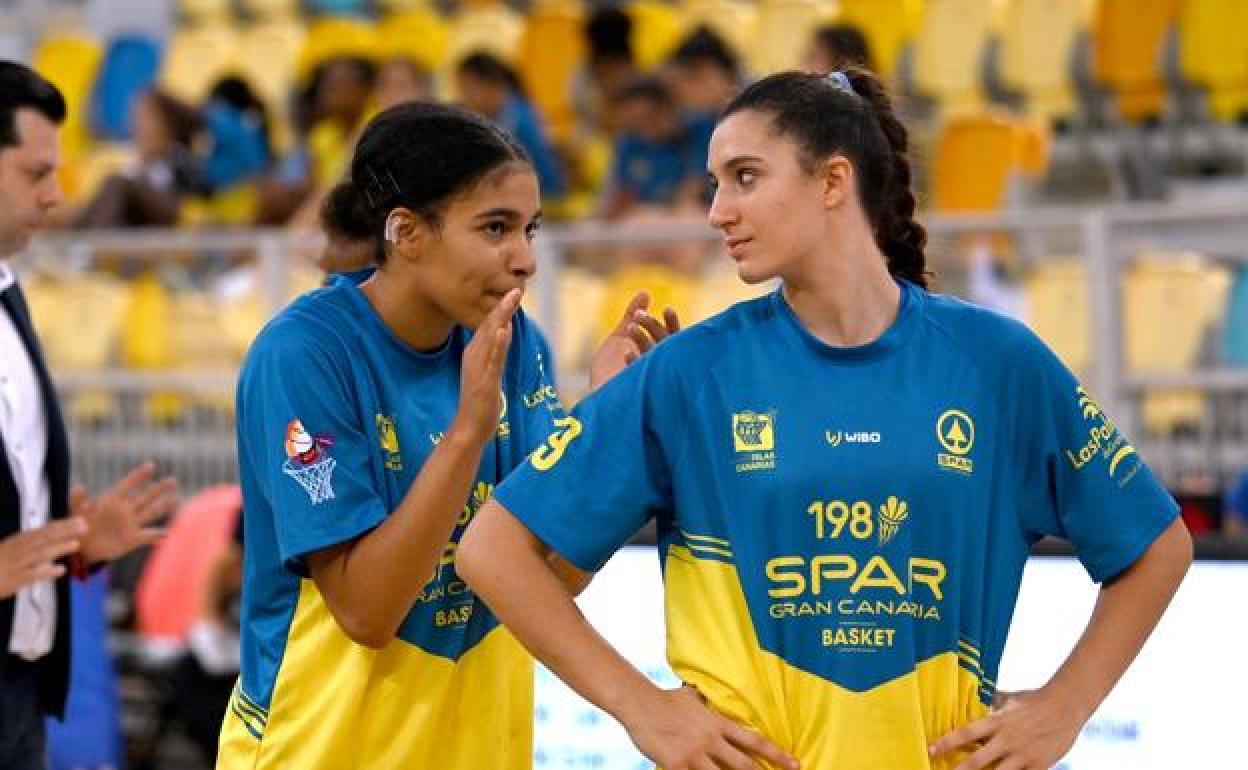 Nayli Padilla, doble campeona de España Júnior, y Vittoria Blasigh, dialogando en el Gran Canaria Arena. 