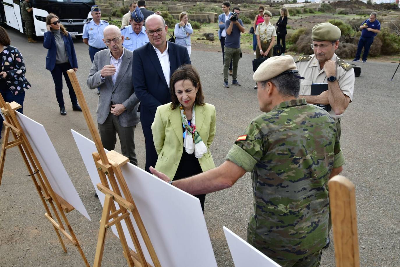 Fotos: La ministra de Defensa, Margarita Robles, visita la base del Ejército de Tierra General Alemán Ramírez y el Arsenal de la Armada