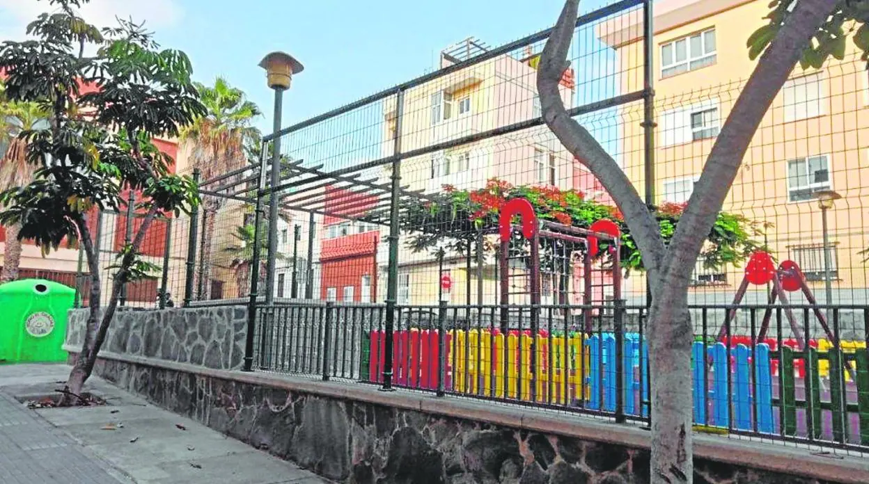 El vallado de la plaza Padres Palotinos, conocida en el barrio como de la Che, permitirá su cierre nocturno. 