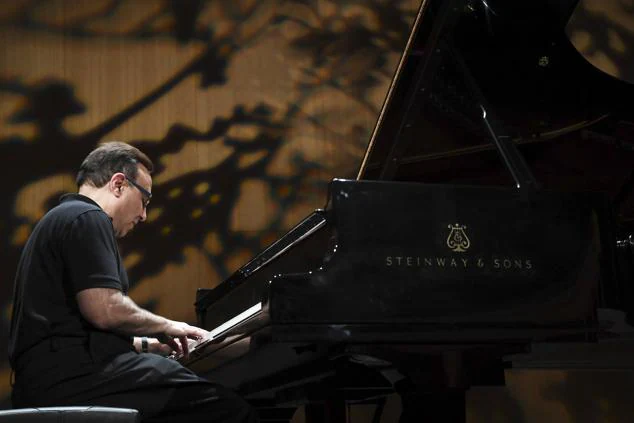 Michel Camilo, durante el ensayo celebrado en la mañana de este sábado en el Teatro Pérez Galdós. 